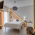 Πανσιόν Aeolia Boutique 4*